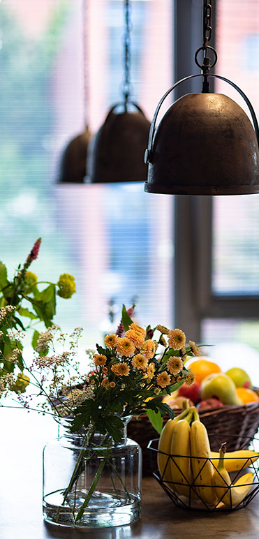 Obst und Blumen in der Küche